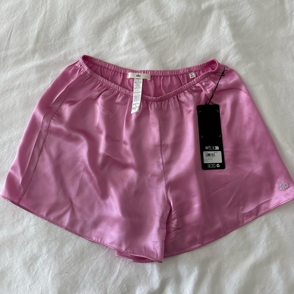 Alo Yoga Silk Luminous Short Candy heart pink size medium NEW